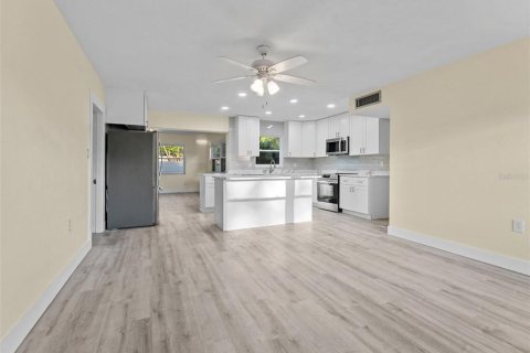 House in Largo, Florida 4 bedrooms, 169.08 sq.m. № 1904897 - photo 4