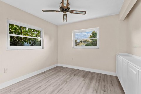 House in Largo, Florida 4 bedrooms, 169.08 sq.m. № 1904897 - photo 22
