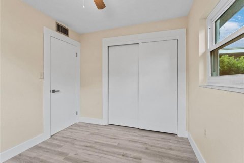 House in Largo, Florida 4 bedrooms, 169.08 sq.m. № 1904897 - photo 21
