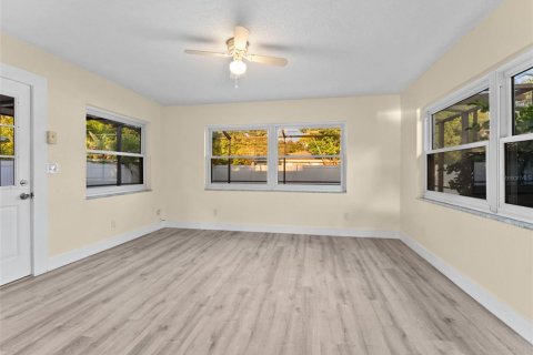 House in Largo, Florida 4 bedrooms, 169.08 sq.m. № 1904897 - photo 11