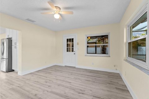 House in Largo, Florida 4 bedrooms, 169.08 sq.m. № 1904897 - photo 12