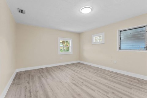 House in Largo, Florida 4 bedrooms, 169.08 sq.m. № 1904897 - photo 13