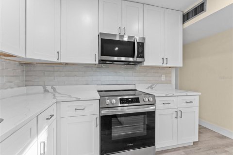 House in Largo, Florida 4 bedrooms, 169.08 sq.m. № 1904897 - photo 10
