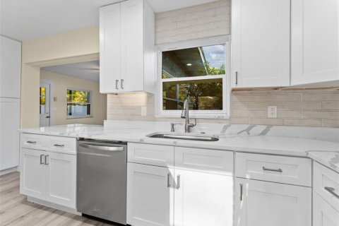 House in Largo, Florida 4 bedrooms, 169.08 sq.m. № 1904897 - photo 8