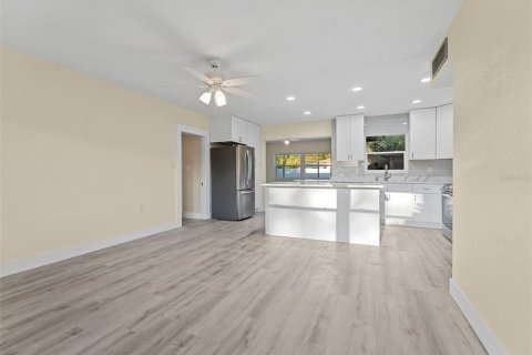 House in Largo, Florida 4 bedrooms, 169.08 sq.m. № 1904897 - photo 5