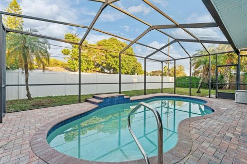 House in Largo, Florida 4 bedrooms, 169.08 sq.m. № 1904897 - photo 24
