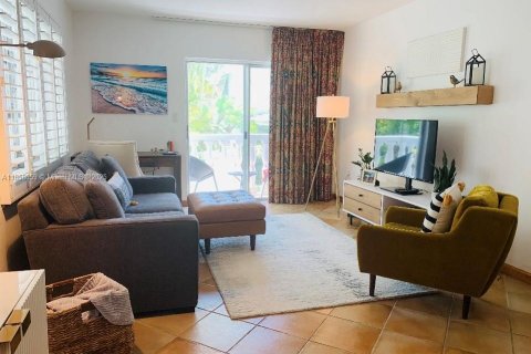 Condo in Coral Gables, Florida, 1 bedroom  № 1887533 - photo 1