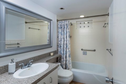 Condo in Coral Gables, Florida, 1 bedroom  № 1887533 - photo 12