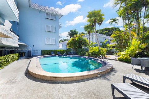 Condo in Coral Gables, Florida, 1 bedroom  № 1887533 - photo 13