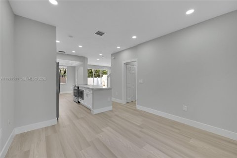 Touwnhouse à vendre à Pembroke Pines, Floride: 3 chambres, 133.97 m2 № 1997816 - photo 4