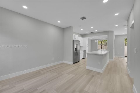 Touwnhouse à vendre à Pembroke Pines, Floride: 3 chambres, 133.97 m2 № 1997816 - photo 3