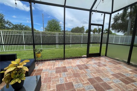 Townhouse in Miramar, Florida 3 bedrooms, 109.44 sq.m. № 1827432 - photo 10