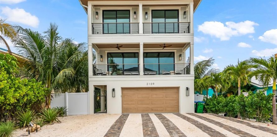 Casa en Bradenton Beach, Florida 7 dormitorios, 312.71 m2 № 2383337