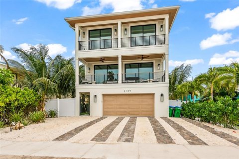 Casa en venta en Bradenton Beach, Florida, 7 dormitorios, 312.71 m2 № 2383337 - foto 4