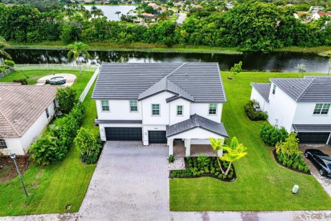 House in Boynton Beach, Florida 5 bedrooms, 308.9 sq.m. № 2401241 - photo 9