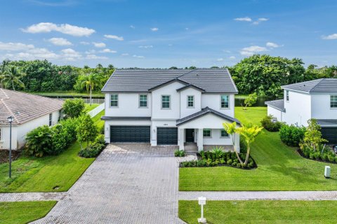 House in Boynton Beach, Florida 5 bedrooms, 308.9 sq.m. № 2401241 - photo 8