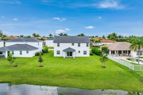 House in Boynton Beach, Florida 5 bedrooms, 308.9 sq.m. № 2401241 - photo 10