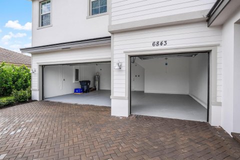 House in Boynton Beach, Florida 5 bedrooms, 308.9 sq.m. № 2401241 - photo 6