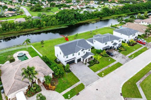 House in Boynton Beach, Florida 5 bedrooms, 308.9 sq.m. № 2401241 - photo 13