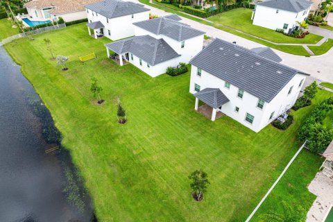 House in Boynton Beach, Florida 5 bedrooms, 308.9 sq.m. № 2401241 - photo 15