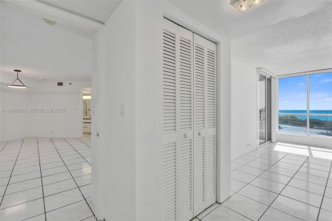 Купить кондоминиум в Майами-Бич, Флорида 2 спальни, 109.62м2, № 2058075 - фото 23