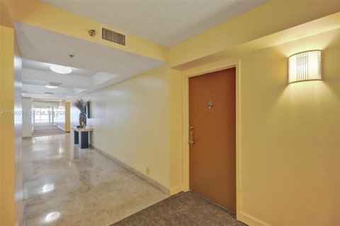 Купить кондоминиум в Майами-Бич, Флорида 2 спальни, 109.62м2, № 2058075 - фото 10