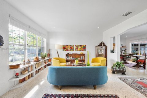 House in Miami Shores, Florida 3 bedrooms, 217.11 sq.m. № 1712419 - photo 16