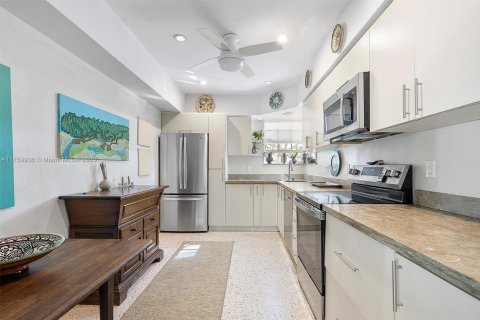 House in Miami Shores, Florida 3 bedrooms, 217.11 sq.m. № 1712419 - photo 5