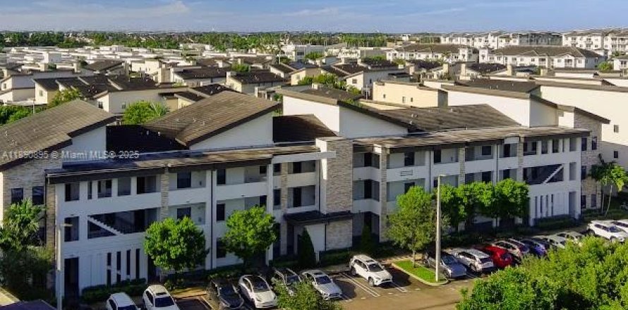 Кондоминиум с 2 спальнями в Дорал, Флорида № 2013312