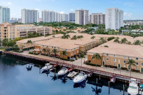 Townhouse in Aventura, Florida 3 bedrooms, 137.59 sq.m. № 2012757 - photo 4