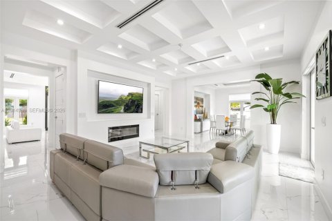 House in Miami, Florida 4 bedrooms, 264.03 sq.m. № 2189589 - photo 9