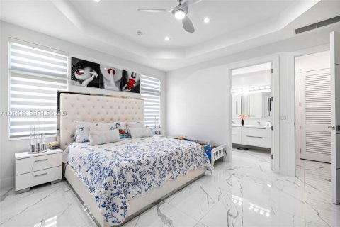 House in Miami, Florida 4 bedrooms, 264.03 sq.m. № 2189589 - photo 10