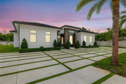 House in Miami, Florida 4 bedrooms, 264.03 sq.m. № 2189589