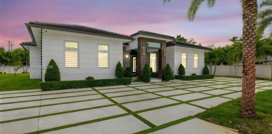 House in Miami, Florida 4 bedrooms, 264.03 sq.m. № 2189589