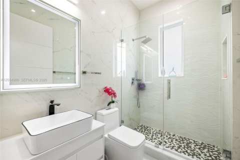 House in Miami, Florida 4 bedrooms, 264.03 sq.m. № 2189589 - photo 16