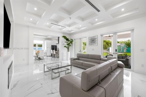 House in Miami, Florida 4 bedrooms, 264.03 sq.m. № 2189589 - photo 7