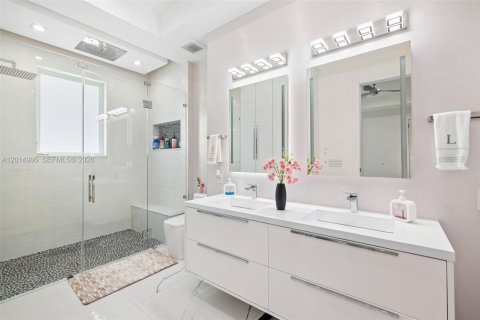 House in Miami, Florida 4 bedrooms, 264.03 sq.m. № 2189589 - photo 11