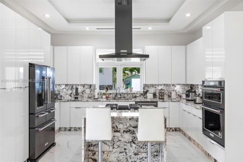 House in Miami, Florida 4 bedrooms, 264.03 sq.m. № 2189589 - photo 5