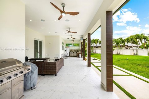House in Miami, Florida 4 bedrooms, 264.03 sq.m. № 2189589 - photo 20