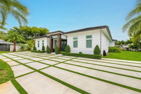 House in Miami, Florida 4 bedrooms, 264.03 sq.m. № 2189589 - photo 28