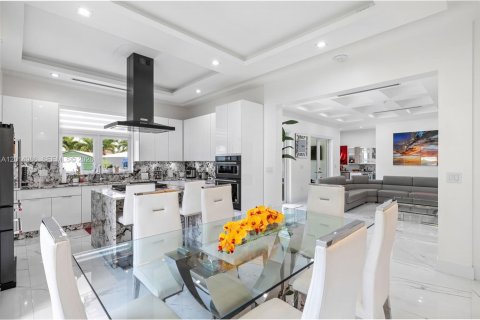House in Miami, Florida 4 bedrooms, 264.03 sq.m. № 2189589 - photo 4