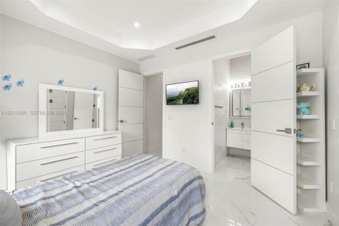 House in Miami, Florida 4 bedrooms, 264.03 sq.m. № 2189589 - photo 13