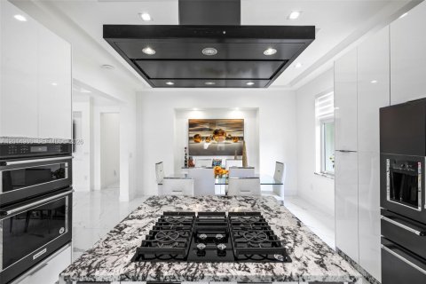 House in Miami, Florida 4 bedrooms, 264.03 sq.m. № 2189589 - photo 6
