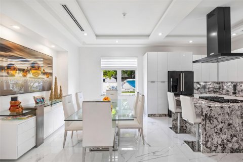 House in Miami, Florida 4 bedrooms, 264.03 sq.m. № 2189589 - photo 3