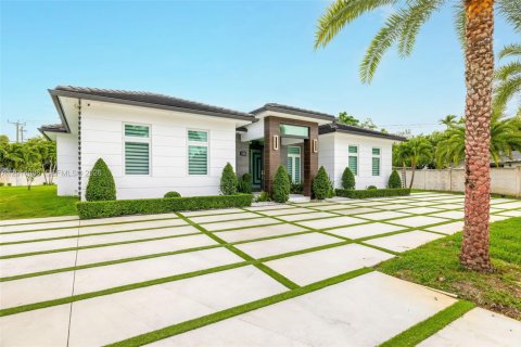 House in Miami, Florida 4 bedrooms, 264.03 sq.m. № 2189589 - photo 27