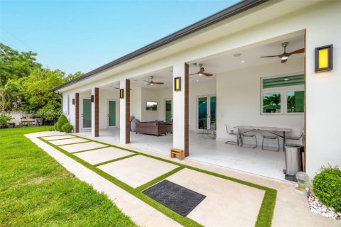 House in Miami, Florida 4 bedrooms, 264.03 sq.m. № 2189589 - photo 18
