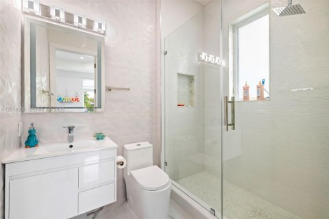 House in Miami, Florida 4 bedrooms, 264.03 sq.m. № 2189589 - photo 14