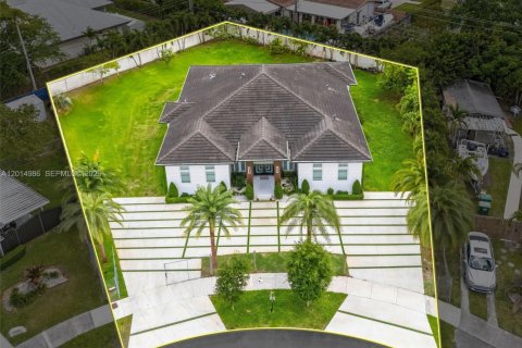 House in Miami, Florida 4 bedrooms, 264.03 sq.m. № 2189589 - photo 22