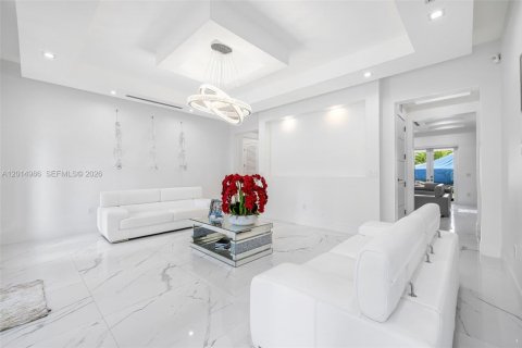 House in Miami, Florida 4 bedrooms, 264.03 sq.m. № 2189589 - photo 2