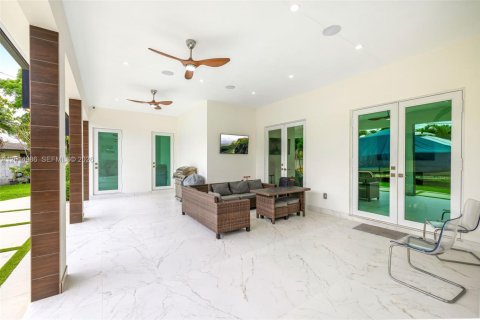 House in Miami, Florida 4 bedrooms, 264.03 sq.m. № 2189589 - photo 19